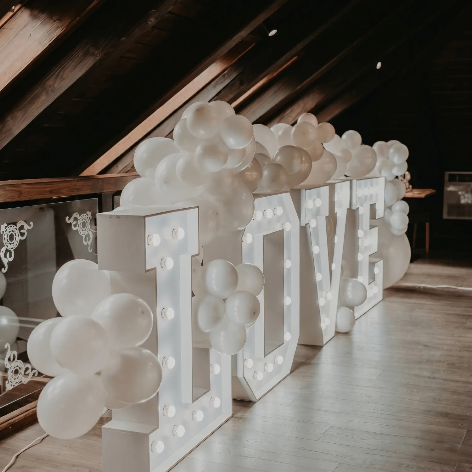 LED nápis LOVE — balónová dekorácia Balónový svet
